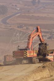 Image du Maroc Professionnelle de  Des engins de génie civil s'activent sur le chantier de l'autoroute A1: Sidi El Yamani - Asilah, Jeudi 25 Juillet 2002. (Photo / Abdeljalil Bounhar)